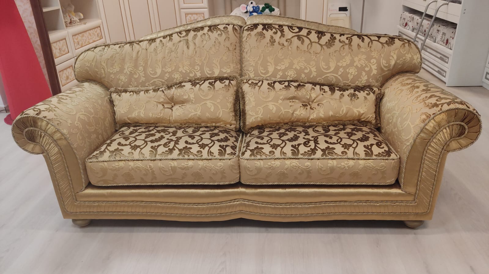 Divano tre posti più divano due posti , realizzati in tessuto extra lusso broccato oro